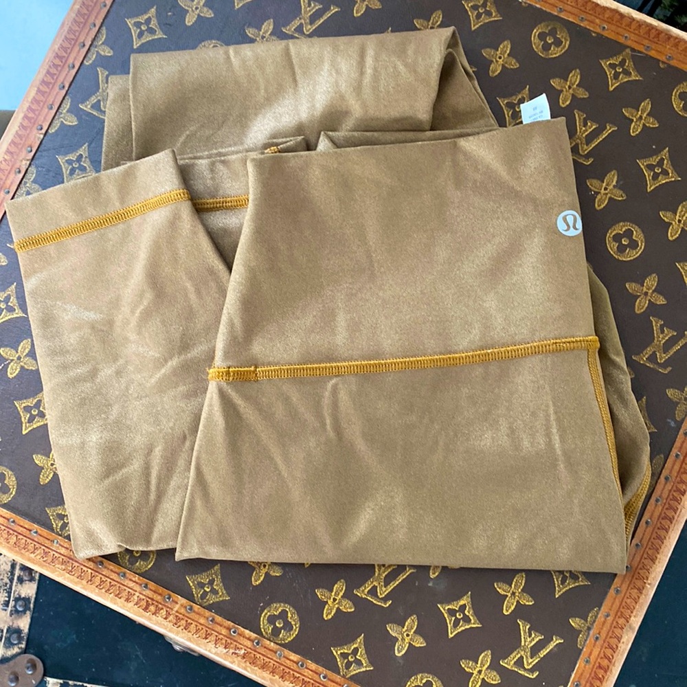 LULULEMON Shiny gold yoga pants size 8 full length
